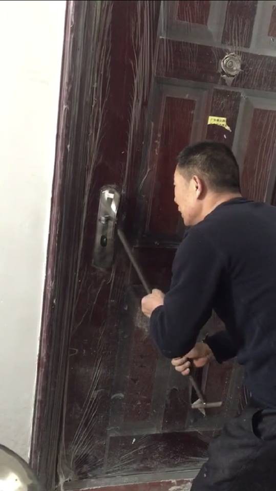 Chủ nhà khóc ròng vì gặp thợ sửa khóa đi làm ngày đầu tiên, dân mạng xem xong lại cười như được mùa