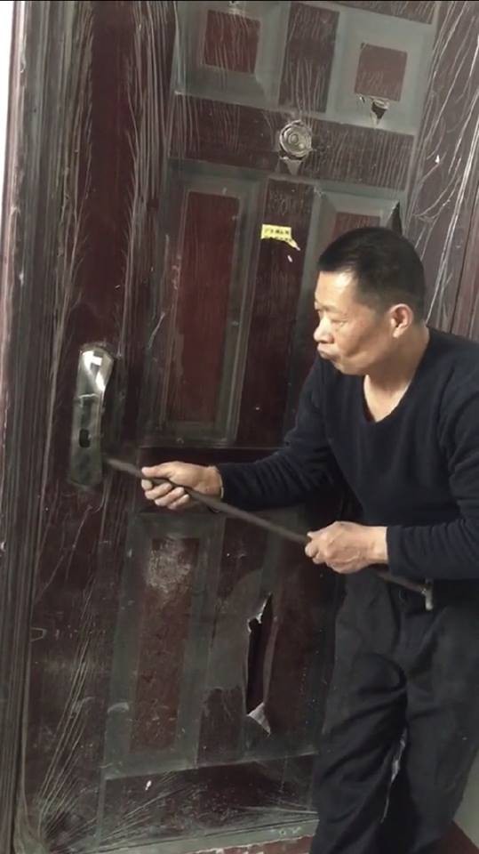 Chủ nhà khóc ròng vì gặp thợ sửa khóa đi làm ngày đầu tiên, dân mạng xem xong lại cười như được mùa