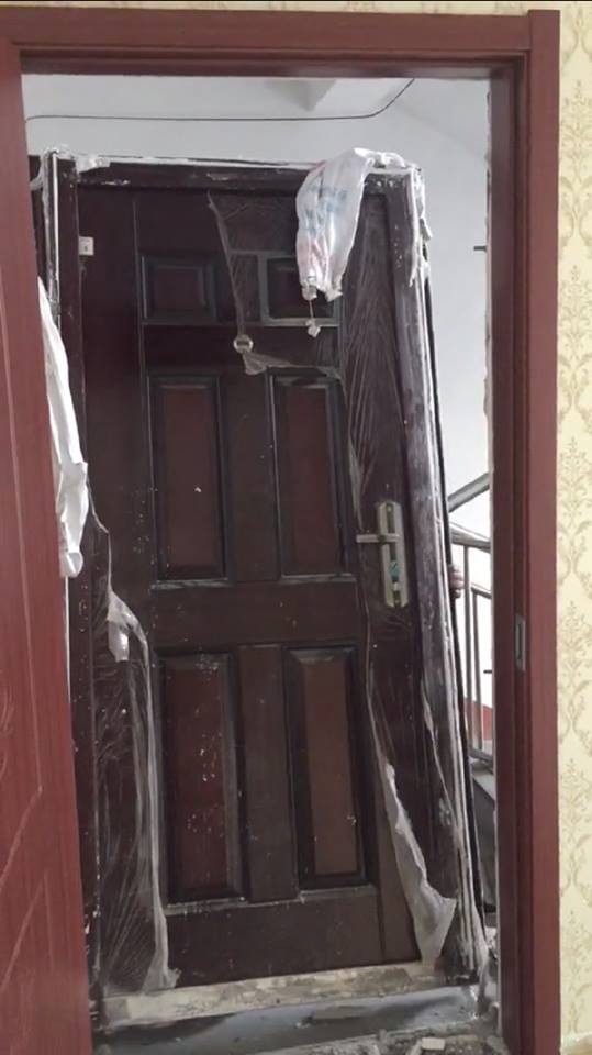 Chủ nhà khóc ròng vì gặp thợ sửa khóa đi làm ngày đầu tiên, dân mạng xem xong lại cười như được mùa