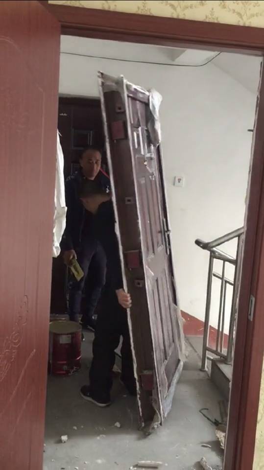 Chủ nhà khóc ròng vì gặp thợ sửa khóa đi làm ngày đầu tiên, dân mạng xem xong lại cười như được mùa