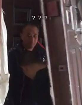 Chủ nhà khóc ròng vì gặp thợ sửa khóa đi làm ngày đầu tiên, dân mạng xem xong lại cười như được mùa