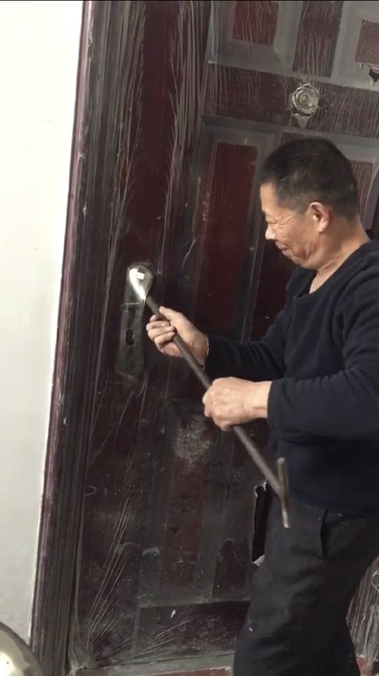 Chủ nhà khóc ròng vì gặp thợ sửa khóa đi làm ngày đầu tiên, dân mạng xem xong lại cười như được mùa