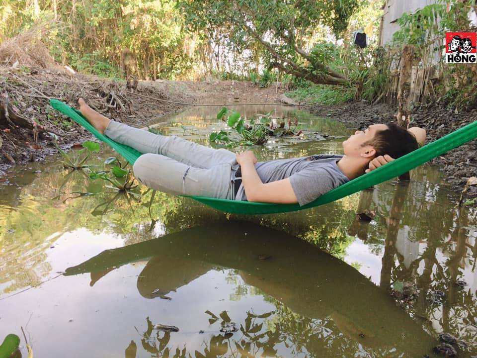 Thanh niên mắc võng trên ao nằm chợp mắt và cái kết hứng trọn lớp bùn đen khiến dân mạng cười bò