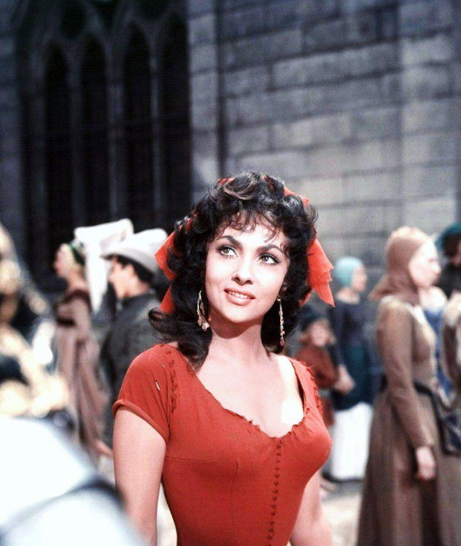 Vẻ đẹp say đắm của mỹ nhân Thằng gù Nhà thờ Đức Bà Paris bản kinh điển