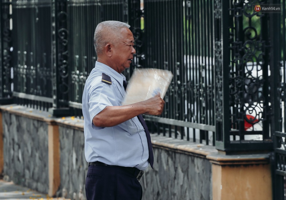 Người Sài Gòn nằm la liệt dưới bóng cây trên phố Nguyễn Huệ để trốn cái nóng hầm hập gần 40 độ C