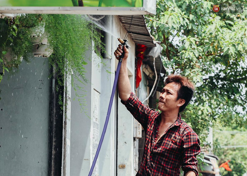 Người Sài Gòn nằm la liệt dưới bóng cây trên phố Nguyễn Huệ để trốn cái nóng hầm hập gần 40 độ C