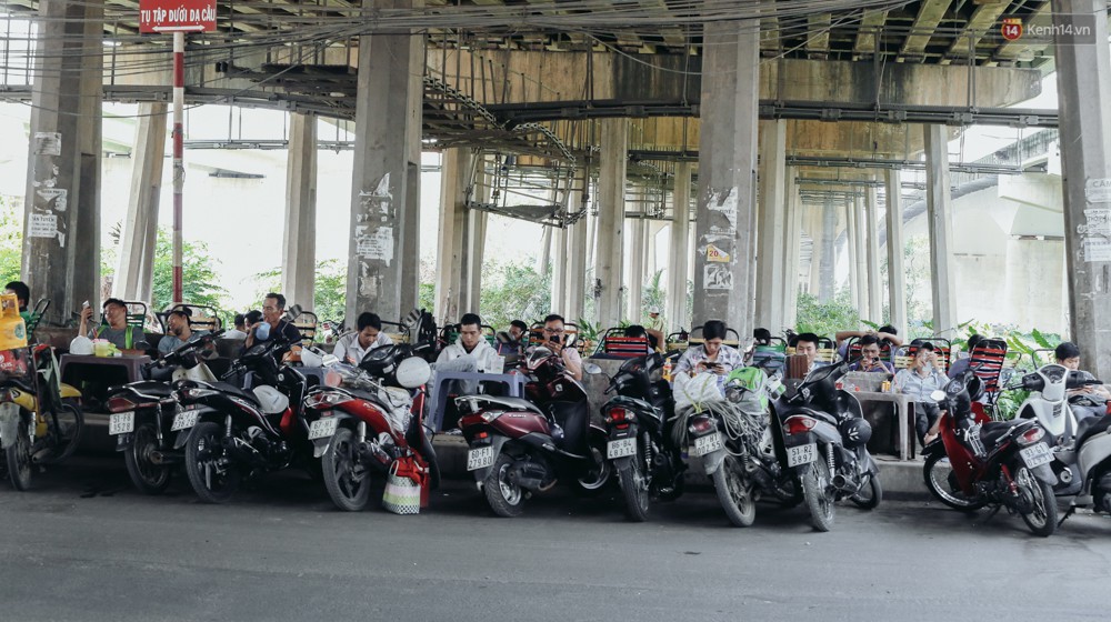 Người Sài Gòn nằm la liệt dưới bóng cây trên phố Nguyễn Huệ để trốn cái nóng hầm hập gần 40 độ C