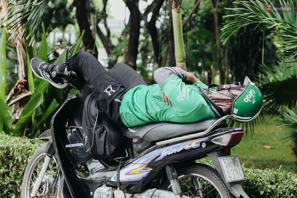 Người Sài Gòn nằm la liệt dưới bóng cây trên phố Nguyễn Huệ để trốn cái nóng hầm hập gần 40 độ C