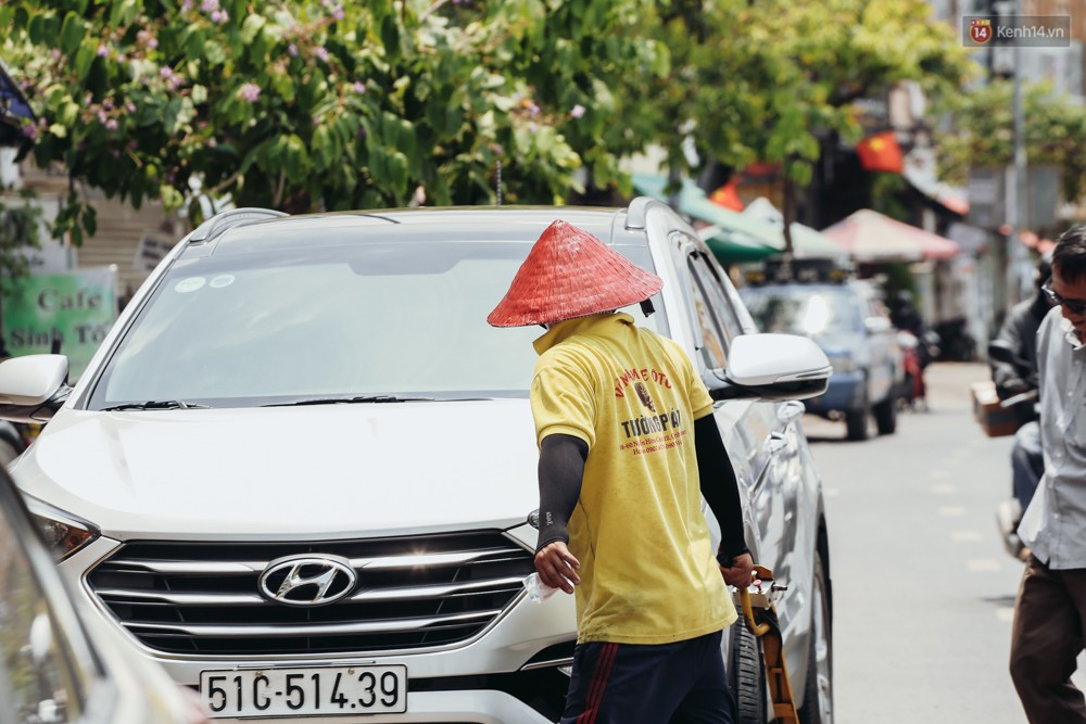 Người Sài Gòn nằm la liệt dưới bóng cây trên phố Nguyễn Huệ để trốn cái nóng hầm hập gần 40 độ C