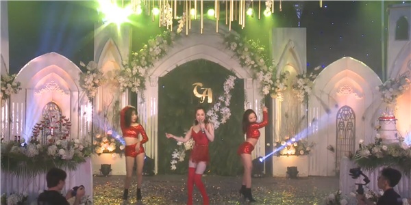 Đám cưới khủng ở Hưng Yên: Bố giàu nứt đố đổ vách bảo sao dựng rạp thôi cũng ngốn 2 tỷ lại mời cả ca sĩ Đan Trường