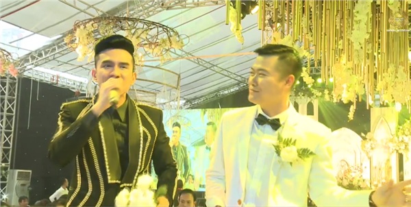 Đám cưới khủng ở Hưng Yên: Bố giàu nứt đố đổ vách bảo sao dựng rạp thôi cũng ngốn 2 tỷ lại mời cả ca sĩ Đan Trường