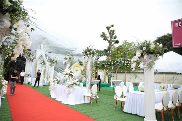 Đám cưới khủng ở Hưng Yên: Bố giàu nứt đố đổ vách bảo sao dựng rạp thôi cũng ngốn 2 tỷ lại mời cả ca sĩ Đan Trường Đám cưới khủng ở Hưng Yên: Bố giàu nứt đố đổ vách bảo sao dựng rạp thôi cũng ngốn 2 tỷ lại mời cả ca sĩ Đan Trường
