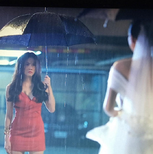 Nhờ bạn bê tráp cho đám hỏi của mình, bạn chưa giúp xong đã bê luôn cả chú rể lên giường