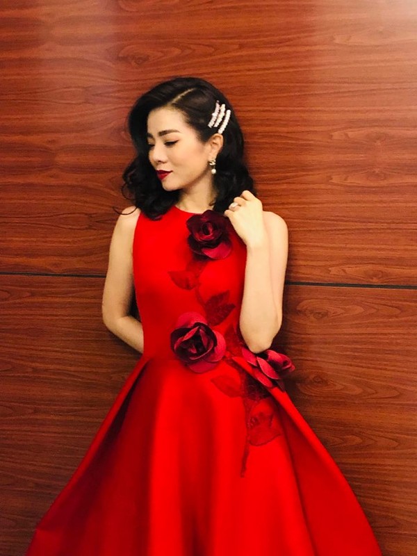 Đông Nhi nhận giải Ca sĩ của năm, Lệ Quyên bóng gió thừa nhận chuyện nấu cơm ngon khó hơn ngàn lần làm… pizza bỏ lò?