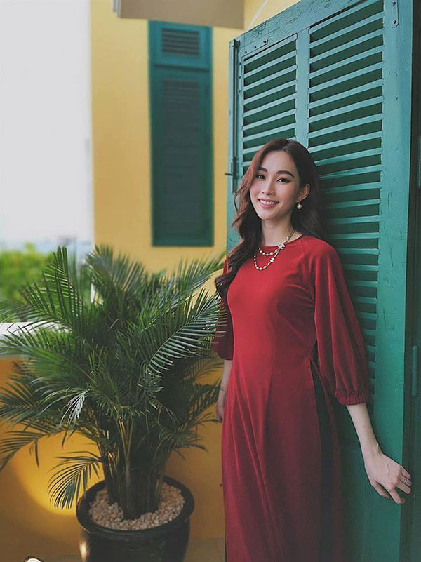 Tưởng đâu mặc đồ đỏ là may mắn, ai ngờ HH Đặng Thu Thảo cả 2 lần mặc đều mắc lỗi make up khiến gương mặt nhìn dữ hẳn