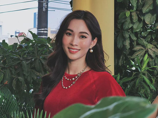 Tưởng đâu mặc đồ đỏ là may mắn, ai ngờ HH Đặng Thu Thảo cả 2 lần mặc đều mắc lỗi make up khiến gương mặt nhìn dữ hẳn - 1 Tưởng đâu mặc đồ đỏ là may mắn, ai ngờ HH Đặng Thu Thảo cả 2 lần mặc đều mắc lỗi make up khiến gương mặt nhìn dữ hẳn - 1