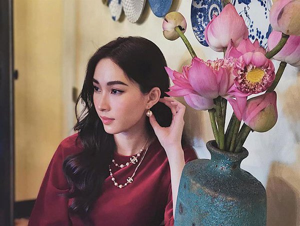 Tưởng đâu mặc đồ đỏ là may mắn, ai ngờ HH Đặng Thu Thảo cả 2 lần mặc đều mắc lỗi make up khiến gương mặt nhìn dữ hẳn - 2 Tưởng đâu mặc đồ đỏ là may mắn, ai ngờ HH Đặng Thu Thảo cả 2 lần mặc đều mắc lỗi make up khiến gương mặt nhìn dữ hẳn - 2