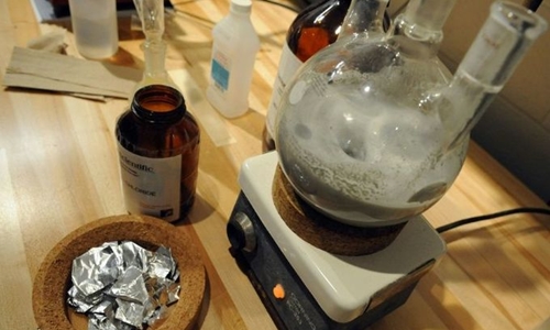 Giáo sư Nhật bị cáo buộc bắt sinh viên sản xuất thuốc lắc