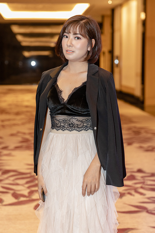 Hoàng Thuỳ Linh rơi nước mắt ngày trở lại phim truyền hình