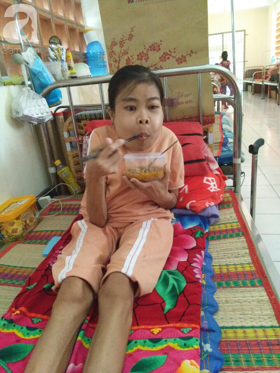 Bị suy thận nhưng vẫn cố giữ thai nhi, người mẹ bị biến dạng khuôn mặt, chấp nhận chết để con gái nhỏ được chào đời