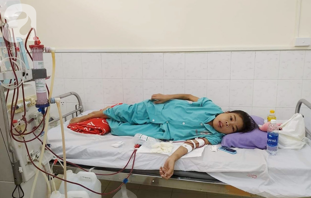 Bị suy thận nhưng vẫn cố giữ thai nhi, người mẹ bị biến dạng khuôn mặt, chấp nhận chết để con gái nhỏ được chào đời