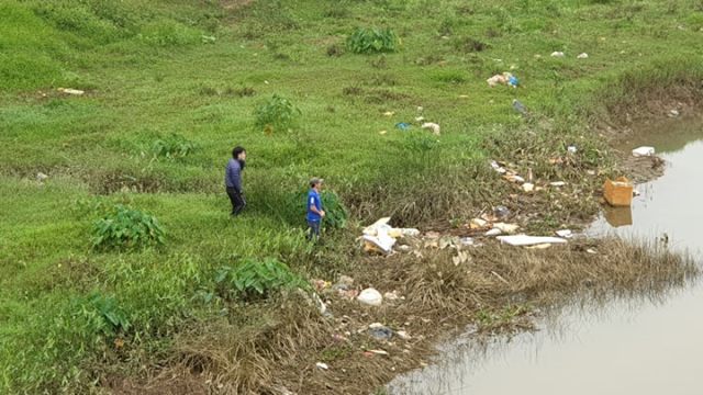Sau cuộc cãi nhau, chồng bất lực nhìn vợ chìm xuống dòng nước