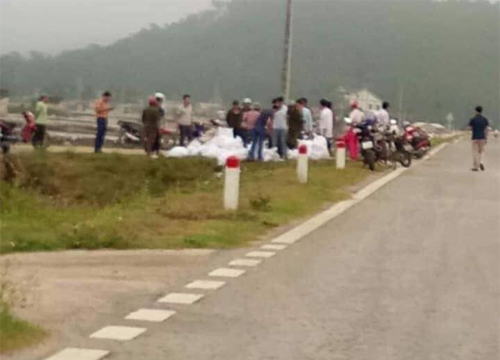 Một tấn tinh thể nghi ma túy đá bị vứt ở lề đường