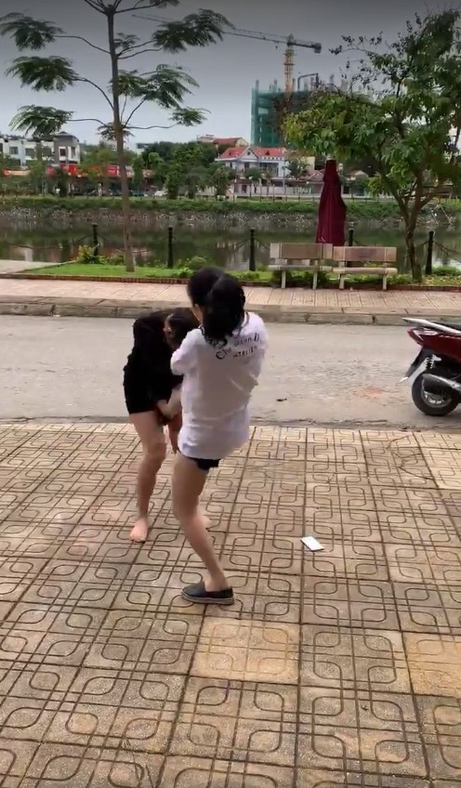 Cô gái bị đánh ghen, ôm mặt giải thích em không biết chồng chị càng bị đánh đau