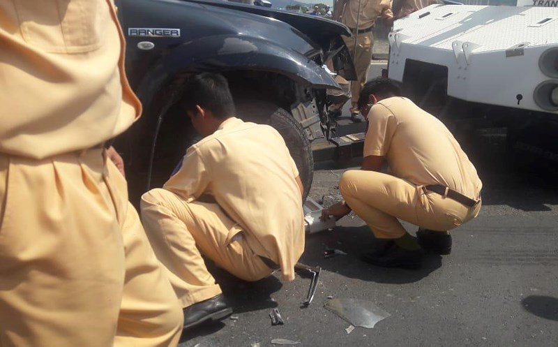 Tài xế dùng rìu chém người, ép ngã 2 cảnh sát giao thông