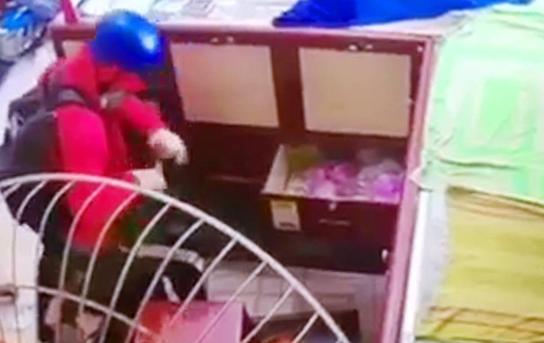 Gã đàn ông miền Tây giả gái cướp tiệm vàng