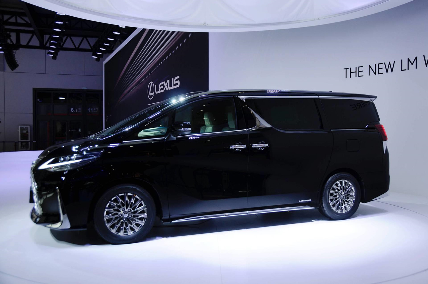 Lexus ra mắt xe chở khách đầu tiên, khoang nội thất kiểu thương gia