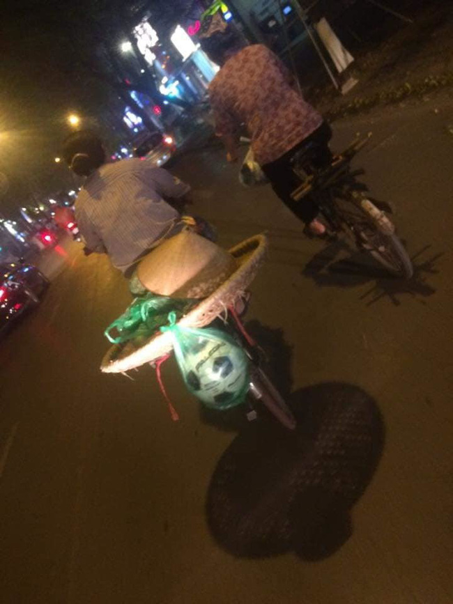 Chiếc xe đạp của người mẹ bán hàng rong cùng món quà buộc lủng lẳng đằng sau khiến nhiều người xúc động