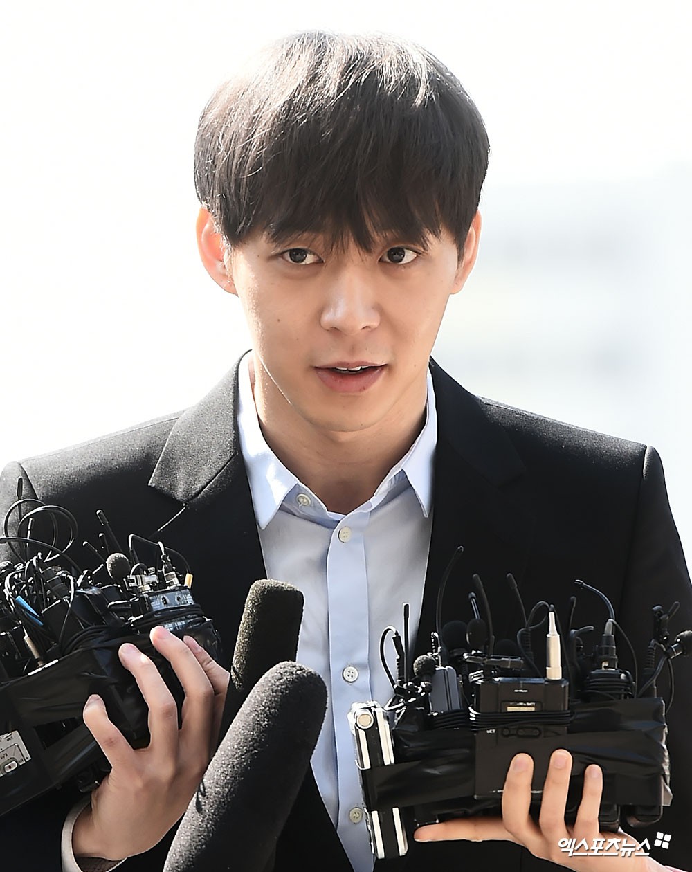 Yoochun chính thức trình diện cảnh sát trước cáo buộc sử dụng ma túy: Gây sốc vì quá tươi tỉnh, liên tục cười mỉm Yoochun chính thức trình diện cảnh sát trước cáo buộc sử dụng ma túy: Gây sốc vì quá tươi tỉnh, liên tục cười mỉm