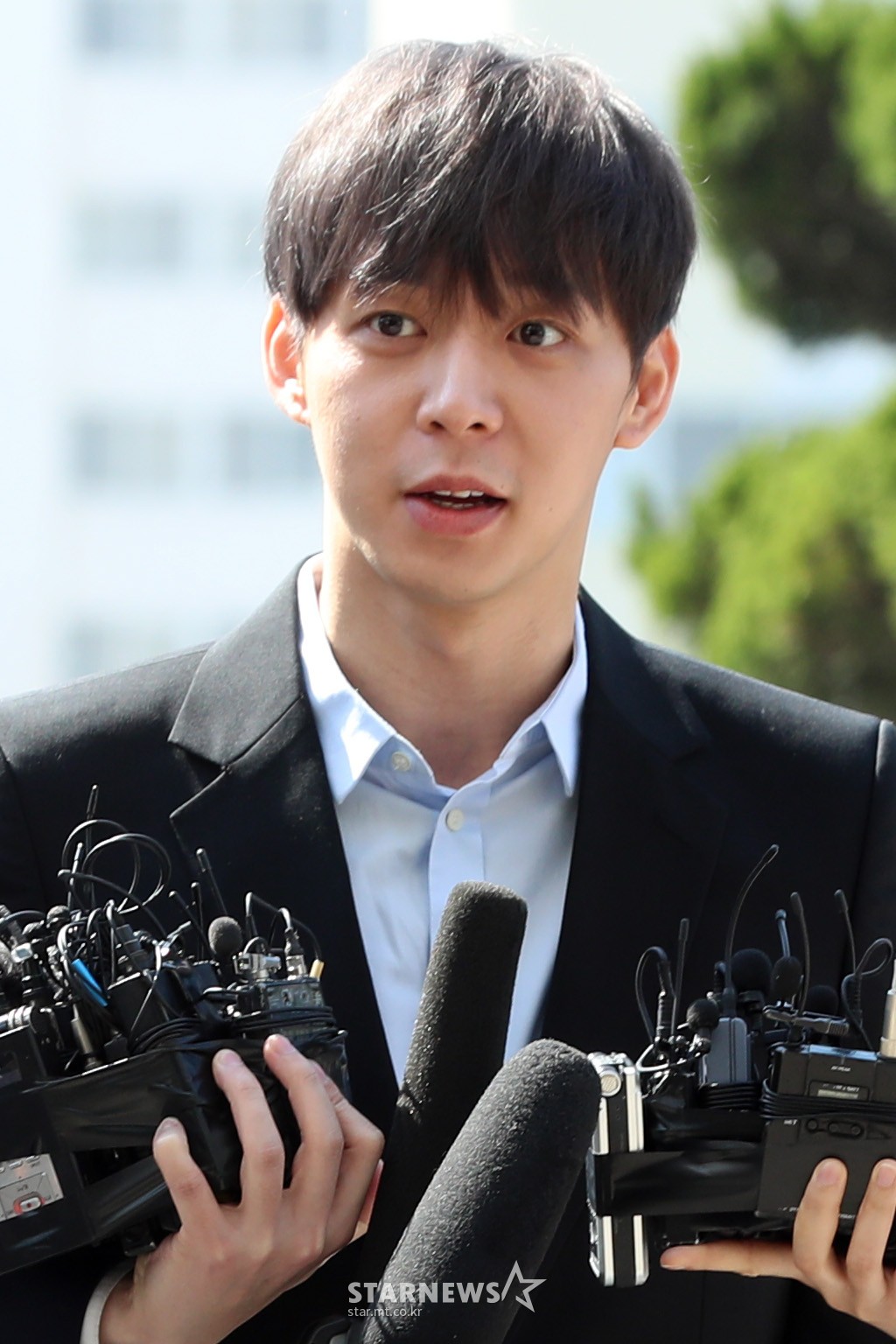 Yoochun chính thức trình diện cảnh sát trước cáo buộc sử dụng ma túy: Gây sốc vì quá tươi tỉnh, liên tục cười mỉm Yoochun chính thức trình diện cảnh sát trước cáo buộc sử dụng ma túy: Gây sốc vì quá tươi tỉnh, liên tục cười mỉm