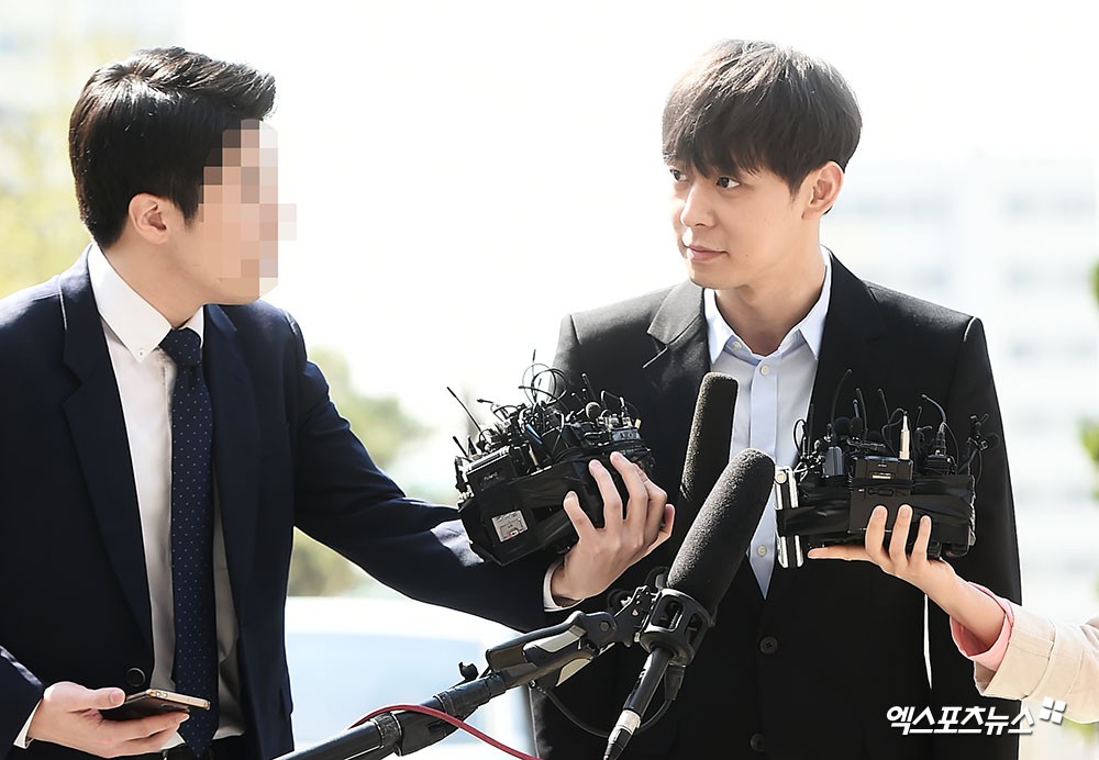 Yoochun chính thức trình diện cảnh sát trước cáo buộc sử dụng ma túy: Gây sốc vì quá tươi tỉnh, liên tục cười mỉm Yoochun chính thức trình diện cảnh sát trước cáo buộc sử dụng ma túy: Gây sốc vì quá tươi tỉnh, liên tục cười mỉm