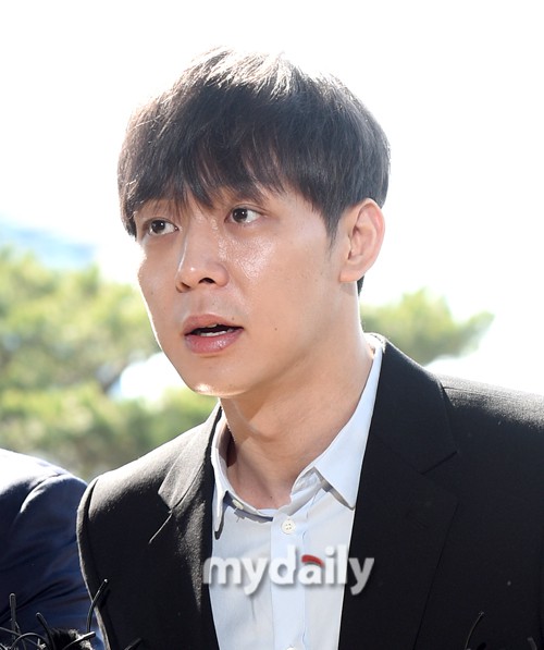 Yoochun chính thức trình diện cảnh sát trước cáo buộc sử dụng ma túy: Gây sốc vì quá tươi tỉnh, liên tục cười mỉm Yoochun chính thức trình diện cảnh sát trước cáo buộc sử dụng ma túy: Gây sốc vì quá tươi tỉnh, liên tục cười mỉm