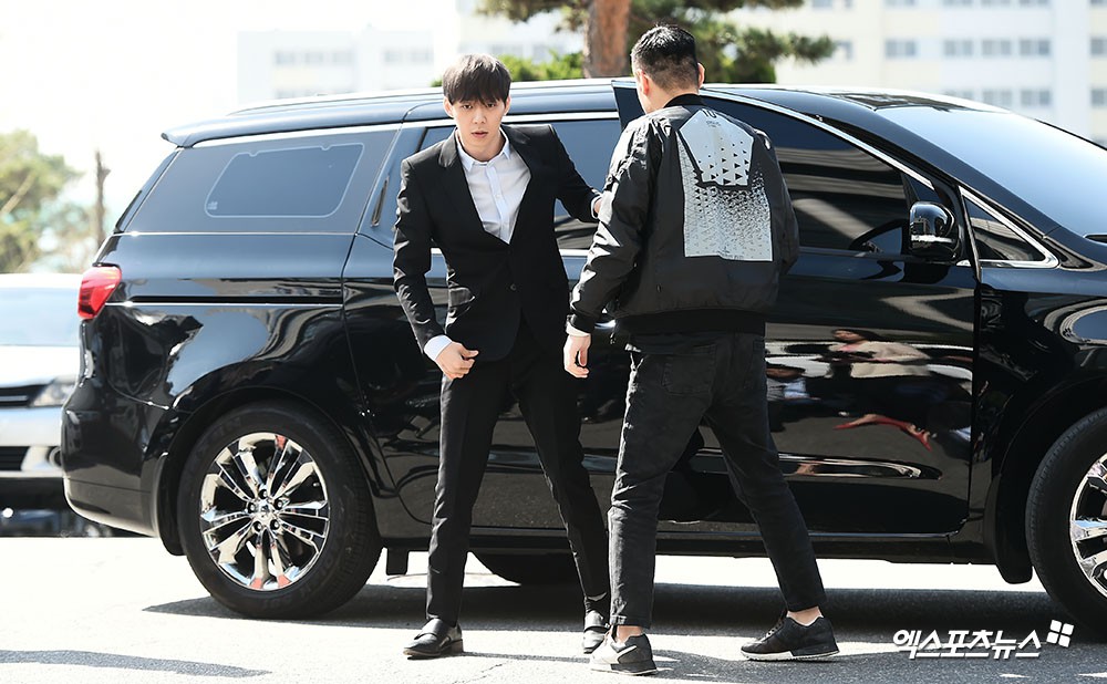 Yoochun chính thức trình diện cảnh sát trước cáo buộc sử dụng ma túy: Gây sốc vì quá tươi tỉnh, liên tục cười mỉm Yoochun chính thức trình diện cảnh sát trước cáo buộc sử dụng ma túy: Gây sốc vì quá tươi tỉnh, liên tục cười mỉm