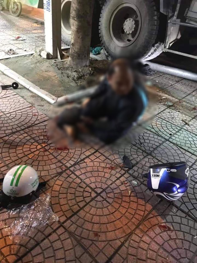 Hà Nội: Xe chở rác tông liên hoàn các phương tiện đang dừng đèn đỏ, 2 người trọng thương