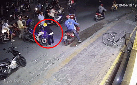 Video: Tên trộm Exciter vứt xe chạy sau khi đụng phải 2 cô gái giữa đường Video: Tên trộm Exciter vứt xe chạy sau khi đụng phải 2 cô gái giữa đường