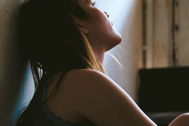 Ăn mặc nóng bỏng để đợi chồng về nào ngờ sau vài tiếng gõ cửa, xông vào phòng lại là một người khác