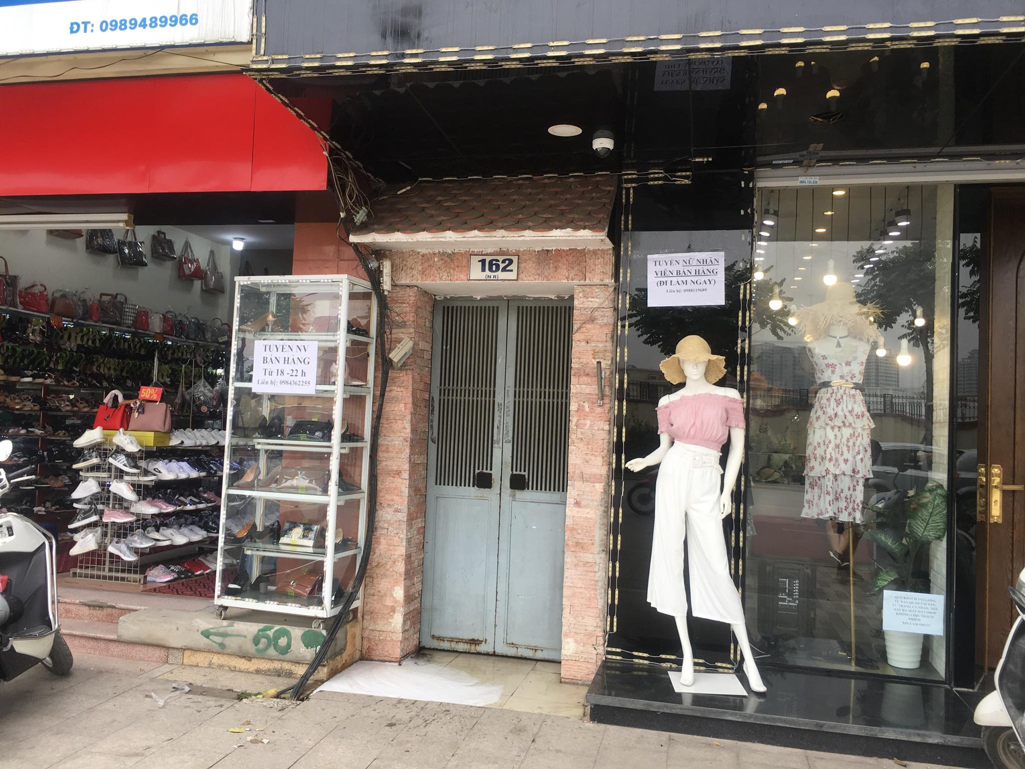 Hà Nội: Sáng sớm mở cửa, chủ nhà tá hỏa phát hiện một xác chết nghi là trộm rơi từ trên cao xuống đất tử vong