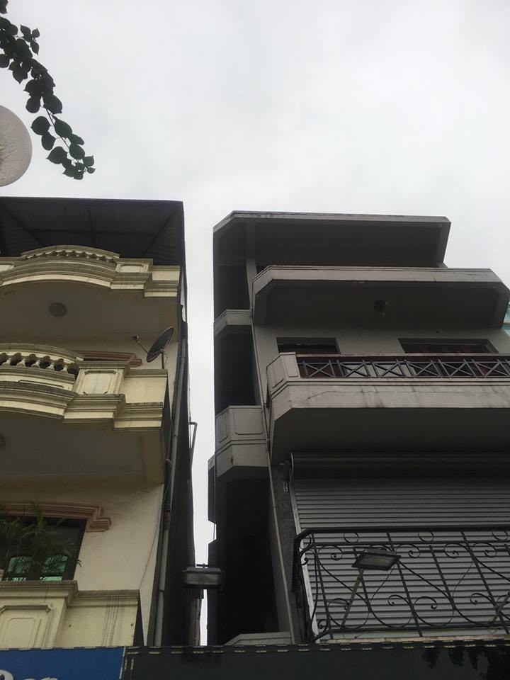 Hà Nội: Sáng sớm mở cửa, chủ nhà tá hỏa phát hiện một xác chết nghi là trộm rơi từ trên cao xuống đất tử vong