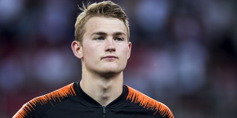 Bật mí về siêu trung vệ khiến Ronaldo phải ôm hận: Đẹp trai từ bé, chỉ thích ở nhà và có bạn gái ở tuổi 15