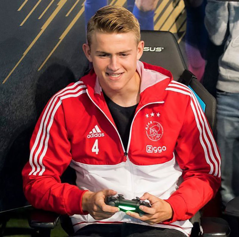 Bật mí về siêu trung vệ khiến Ronaldo phải ôm hận: Đẹp trai từ bé, chỉ thích ở nhà và có bạn gái ở tuổi 15