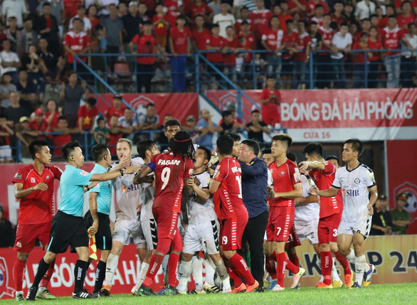 Bạo lực đã trở thành bất trị với bóng đá Việt?