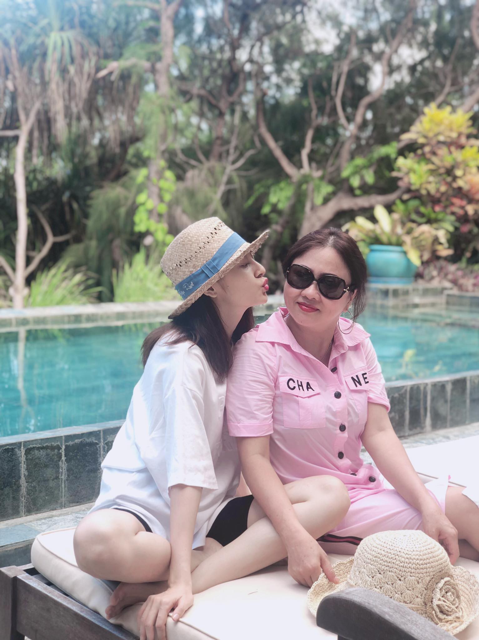 Lộ bằng chứng Bảo Anh - Hồ Quang Hiếu đi du lịch chung, lần này còn có cả nhạc mẫu hộ tống cặp đôi?