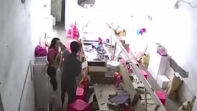 Bố thẳng tay ném con xuống đất vì dám... can mình đánh vợ