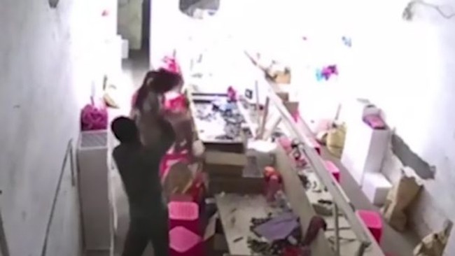 Bố thẳng tay ném con xuống đất vì dám... can mình đánh vợ