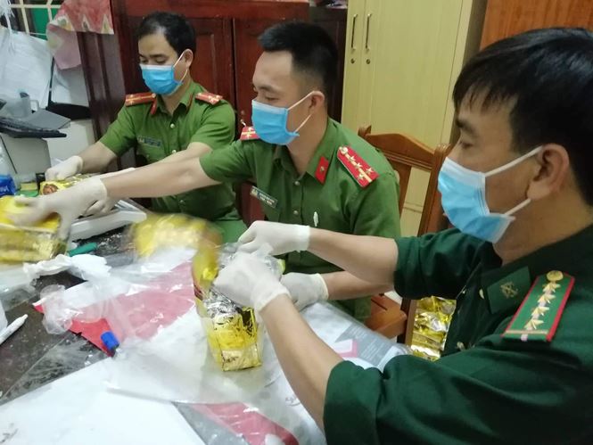 Video ảnh: Cận cảnh công an Nghệ An thu 700kg ma tuý bỏ quên ven đường Video ảnh: Cận cảnh công an Nghệ An thu 700kg ma tuý bỏ quên ven đường