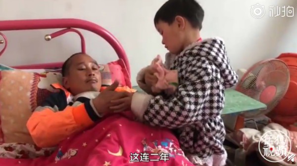 Bé gái 6 tuổi bất hạnh khi mẹ qua đời, bố nằm liệt giường, nhưng khi trả lời câu hỏi Mẹ đâu rồi mới khiến mọi người đau lòng